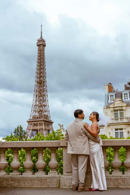 Paris: Eiffel Tower Street Photoshoot - The Eiffel Tower street moment: candid + posed without feeling fake