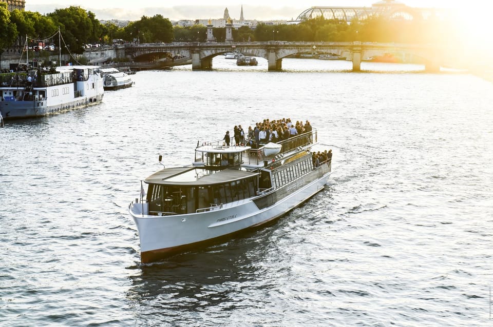 Paris: Evening River Cruise with Music - The Drink Option: Champagne, Wine, or Beer Pickup at the Bar