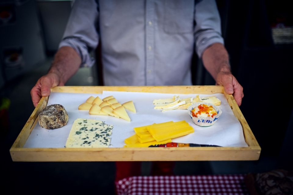 Paris: Food Tour in Le Marais with Tastings - From viennoiserie to bread: the first tastings set the tone