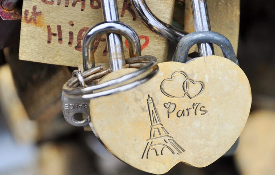 Paris for first-timers – from Notre-Dame to the Louvre - The Seine and the bridges: your moving timeline of old Paris