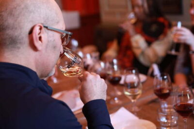 Paris: French Wine Tasting and Pairing in Montmartre - The 1.5-hour flow: how the timing stays comfortable