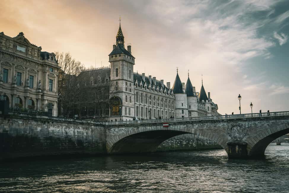 Paris: Ghosts and Dark Stories Guided Walking Tour - Square du Vert-Galant: where the Seine-side atmosphere turns spooky