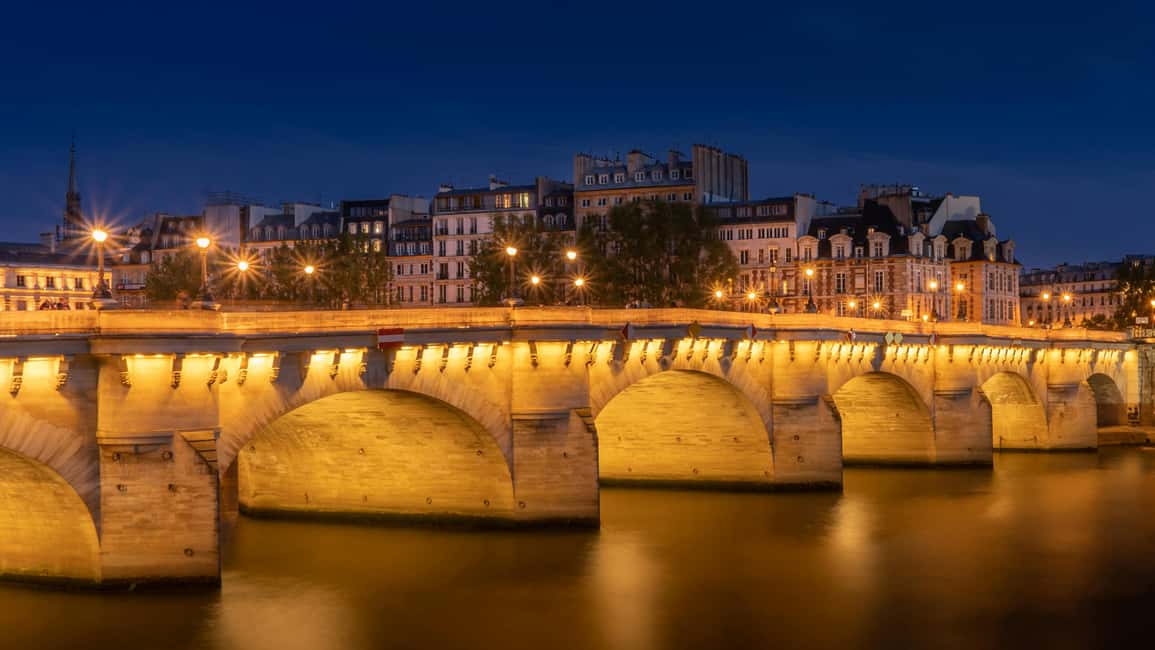 Paris: Ghosts and Dark Stories Guided Walking Tour - Final photo stops and the last push toward Notre-Dame