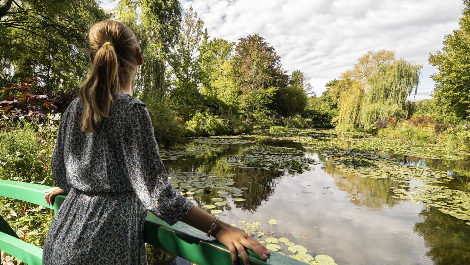 Paris: Giverny & Versailles Small Group or Private Tour - Grands Apartments and Le Nôtre gardens: what to look for outside the palace rooms