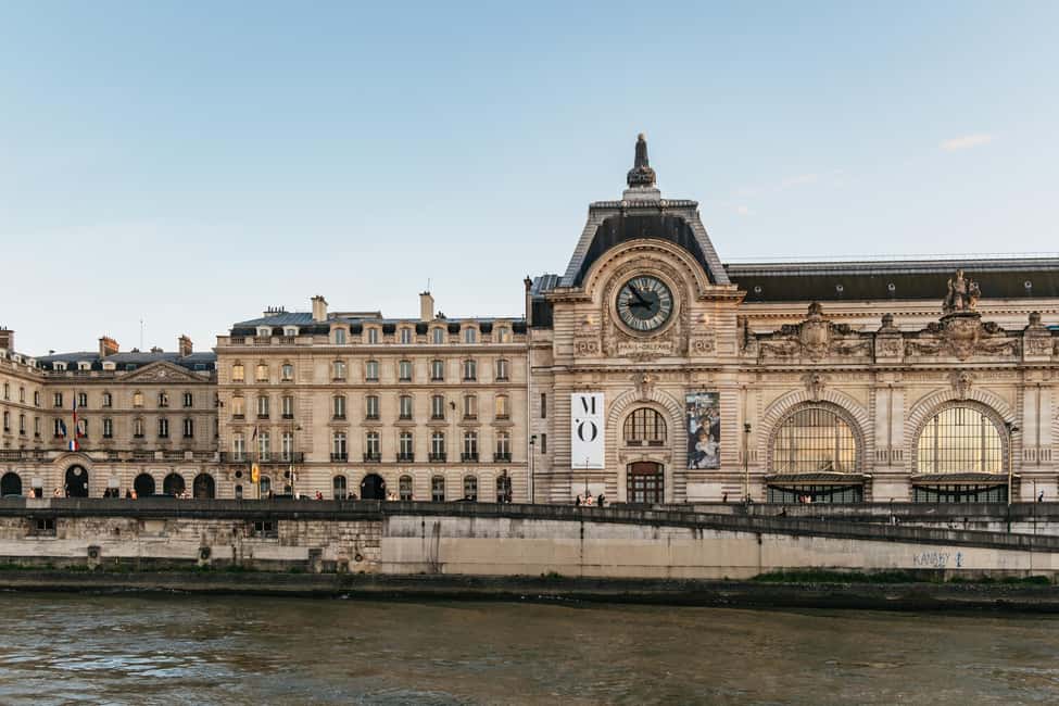 Paris: Gourmet Dinner Cruise on Seine River with Live Music - Live singer-guitar music, lounge vibes, then a DJ dance set