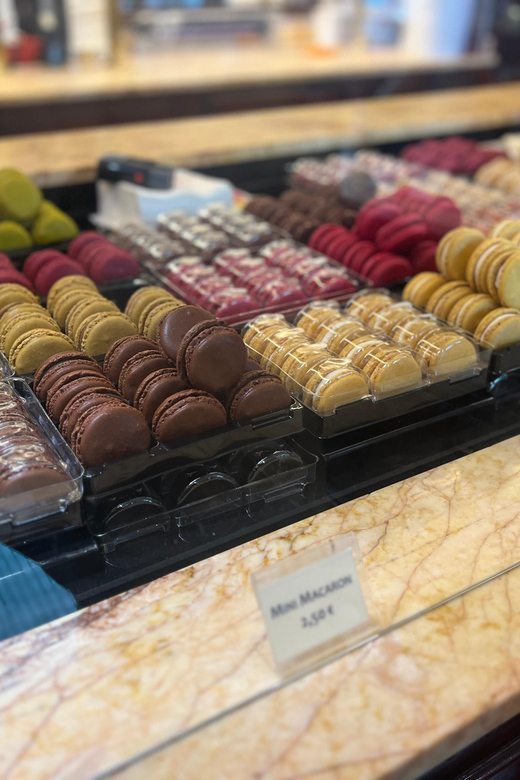 Paris: Guided Montmartre Walking Tour with Food & Wine - What to wear and what to expect from the group experience