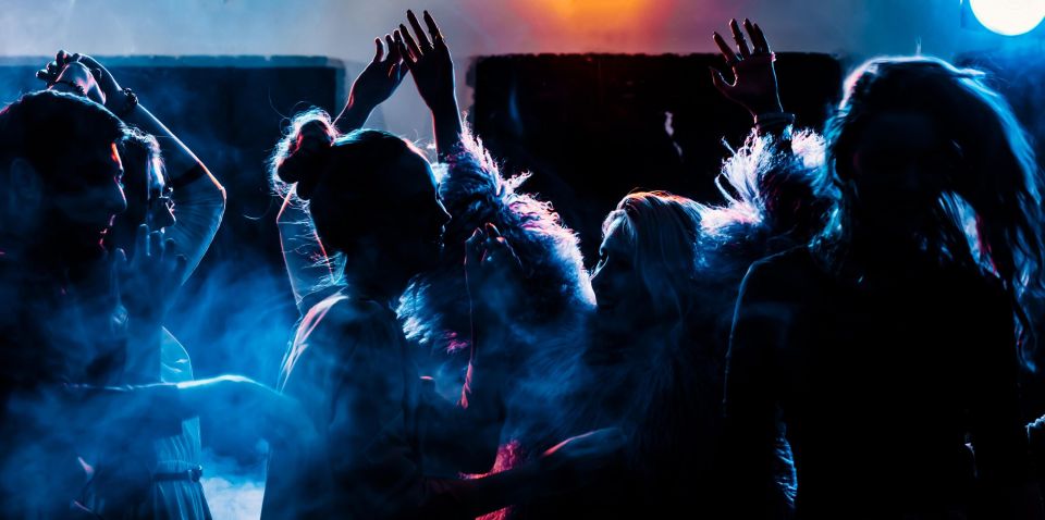 Paris: Guided New Year's Eve Bar Crawl with Drink - Meeting Inside Bull’s Brothers Pub (and Spotting Your Guide)