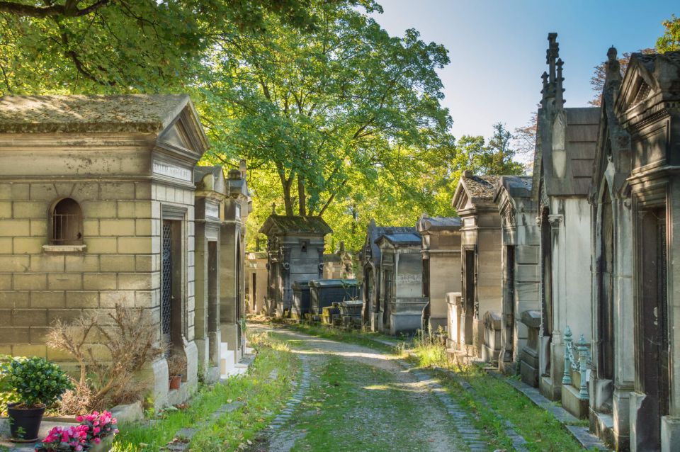 Paris: Haunted Père Lachaise Cemetery Guided Tour - How the guide brings the hauntings into focus