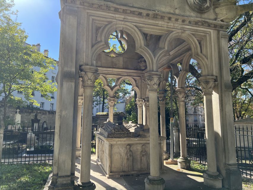 Paris: Haunted Père Lachaise Cemetery Guided Tour - Start at the main entrance and save yourself from the maze