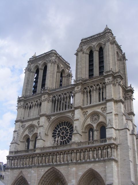 Paris Jewish History 2-Hour Private Guided Walking Tour - Meet at Shakespeare & Company, then follow the red canvas tote