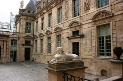 Paris: Le Marais Highlights Guided Small Group Walking Tour - Hôtel de Sully and the mansions lesson: why buildings matter here