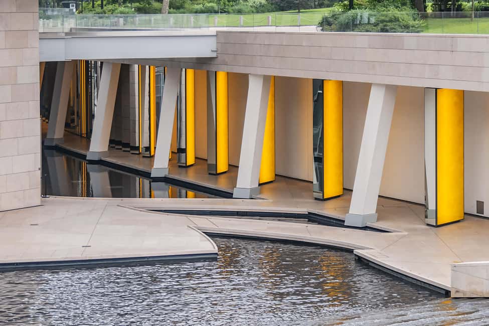 Paris: Louis Vuitton Foundation Exterior Tour with Entry - Guides, energy, and what you’ll get from the walking talk