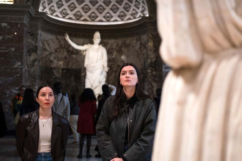 Paris: Louvre Masterpieces Tour with Pre-Reserved Tickets - Price and value: $152 for 2 hours that can save you a half-day