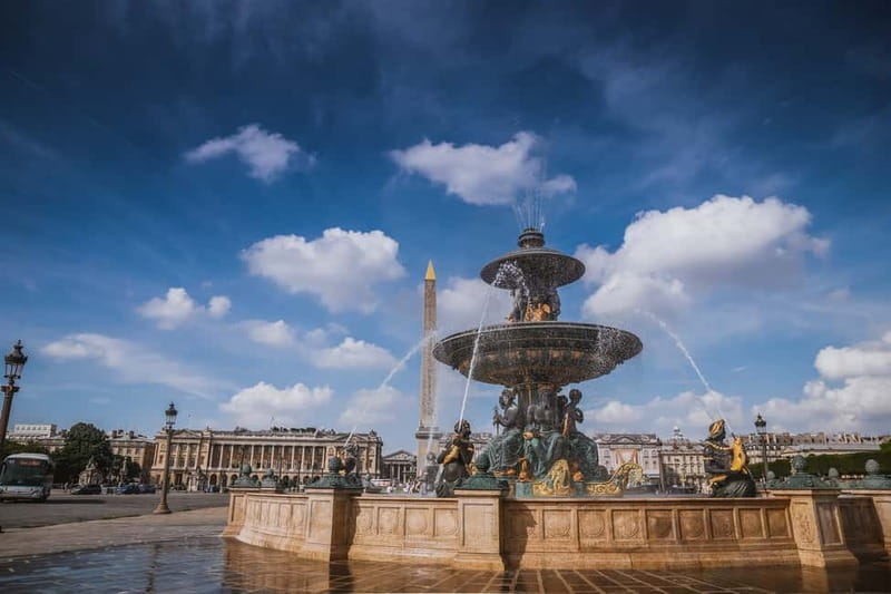 Paris: Louvre Museum Entry Ticket and Garden Walking Tour - Meeting by the Louvre Pyramid: find the guide fast
