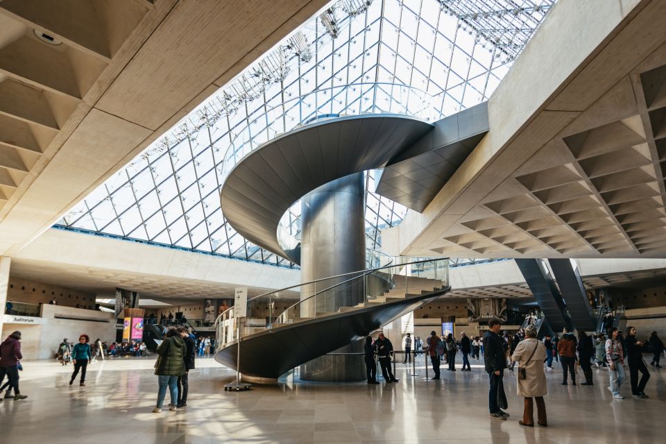 Paris: Louvre Museum Entry Ticket With Host and River Cruise - Entering the Louvre with the Benlux host at 174 Rue de Rivoli