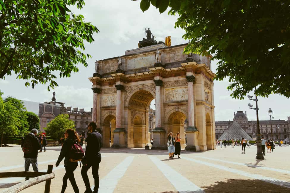 Paris: Louvre Museum Timed Entry Ticket & Pop Culture Tour - Photo Stops and Outdoor Framing: Why the Grounds Matter