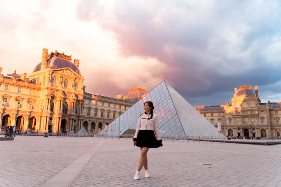 Paris: Louvre photoshoot or Seine bridges Eiffel Tower walk - Price and Value: $53 for a Private Group (Up to 5)