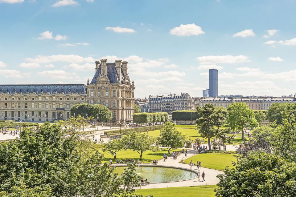 Paris: Louvre Private Family Tour for Kids + Reserved Entry - Meeting at the Louis XIV statue and getting in with reserved entry