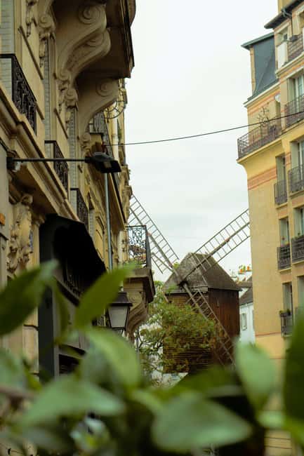 Paris: Magical Montmartre, without the crowds. Small group - Timing matters: the twilight 6:30 PM option