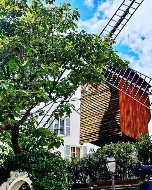 Paris: Montmartre Drawing tour with a local artist - Weather-proof creativity: what happens if it rains or turns cold