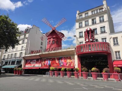 Paris : Montmartre highlights walking tour - Moulin Rouge to the Wall of Love: the first real wow moment