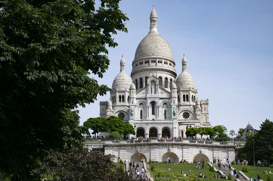 Paris Montmartre Highlights Walking Tour - Small Group - Stop-by-Stop: From Moulin Rouge to Rue Lepic