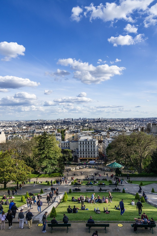 Paris: Montmartre Highlights Walking Tour with a Local Guide - Place du Tertre: working artists and a smart finish