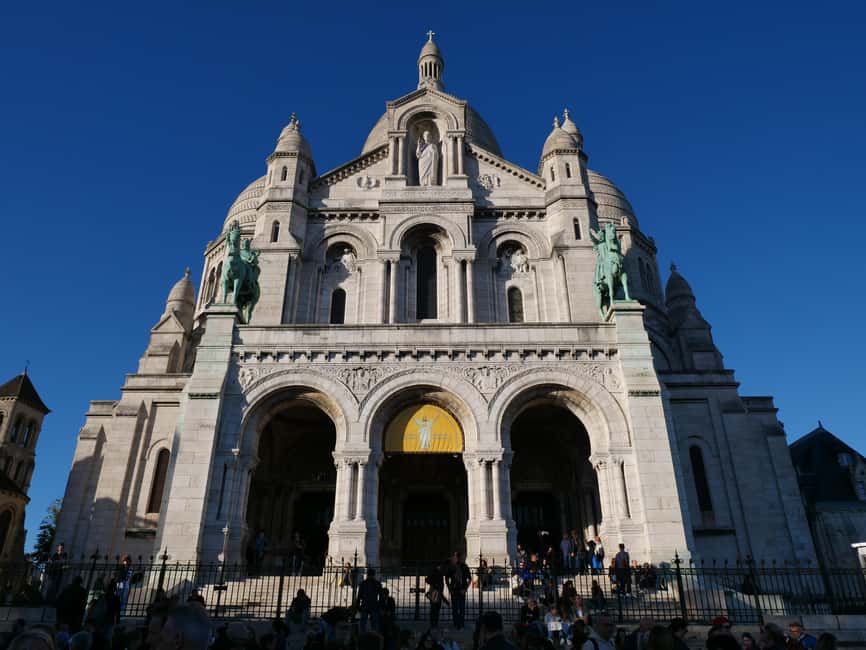 Paris: Montmartre Must-See Walking Tour with a Local Guide - Dalí, surrealism, and Montmartre’s storytelling stops