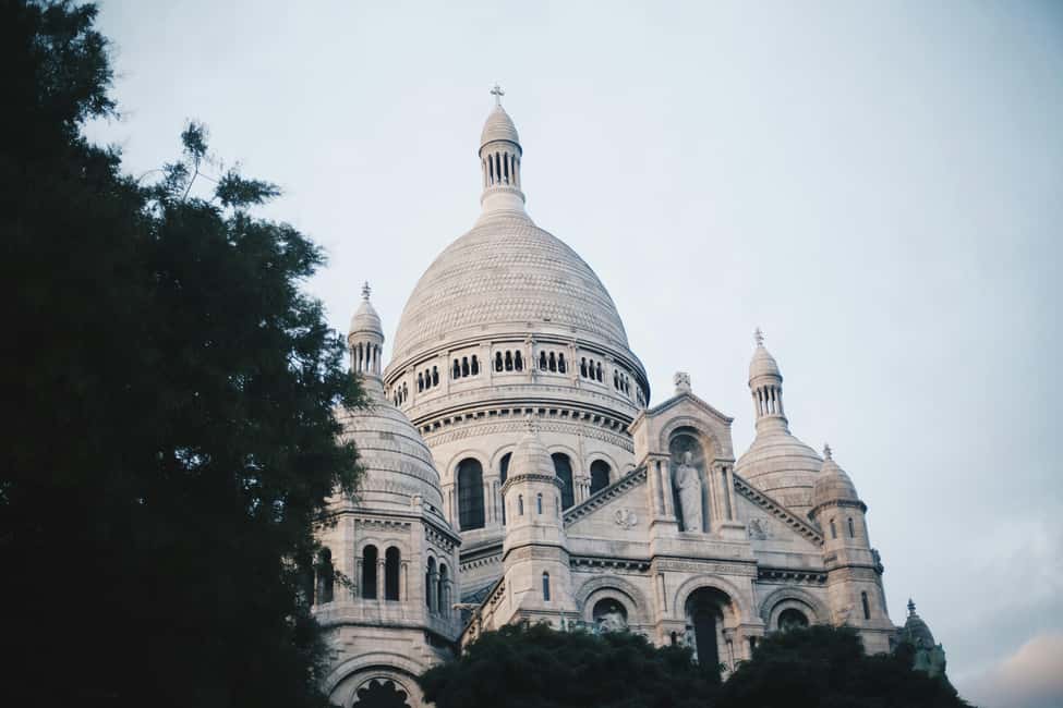 Paris: Montmartre Walking Tour with Sacré-Cœur Basilica - Montmartre uphill and artistic corners: Rue Lepic-style walking flow