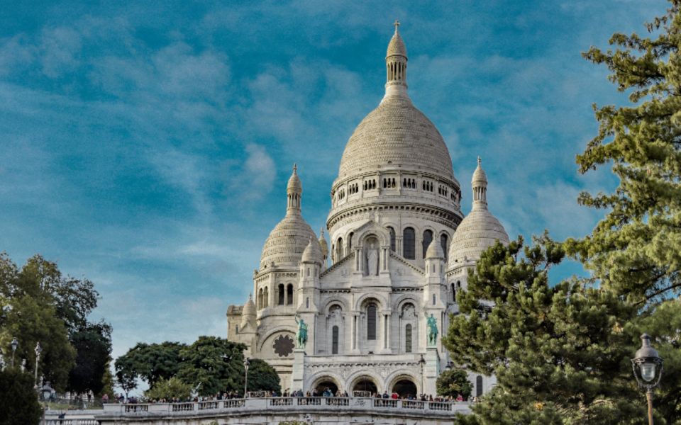 Paris: Montmartre Walking Tour with Sacré-Cœur Entry Option - Je t’aime in 250 languages: where love becomes a public art lesson