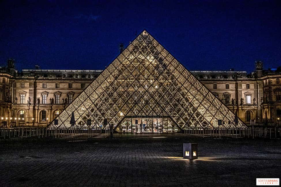 Paris: Night City Tour in a van for up to 7 people - Photo stops at Eiffel Tower, Arc de Triomphe, and the big boulevard classics