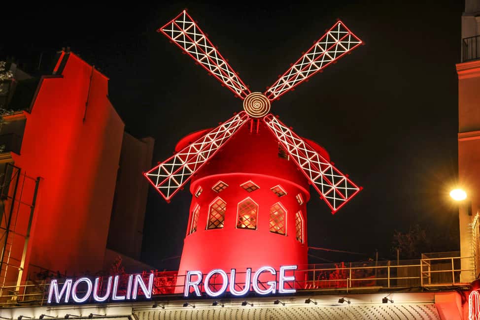 Paris: Night City Tour in a van for up to 7 people - Montmartre after dark: Sacré-Cœur and Place des Tertres