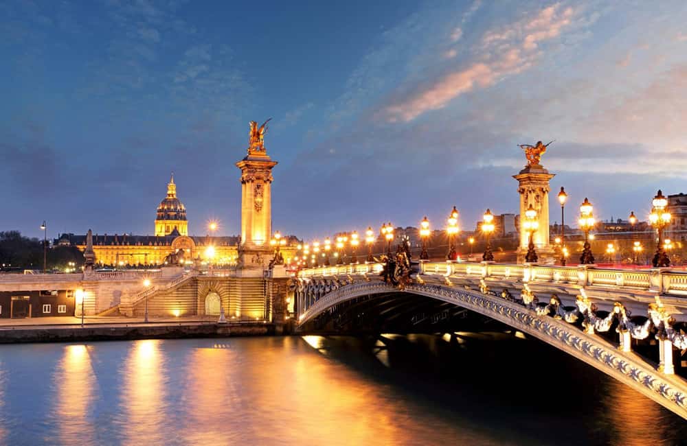 Paris: Night City Tour in a van for up to 7 people - Opéra Garnier, Louvre area, Notre-Dame, and the Latin Quarter pass-by