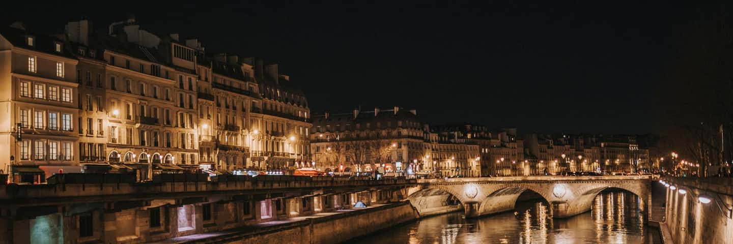 Paris: Night City Tour in a van for up to 7 people - Café de Flore and Les Deux Magots, Musée d’Orsay, and Place de la Concorde