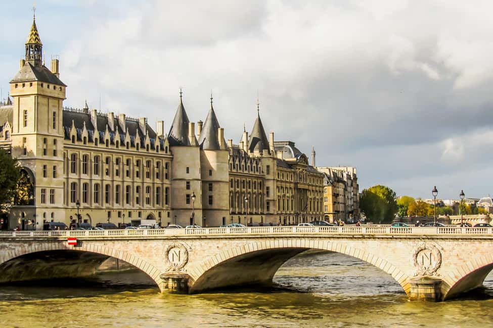 Paris: Notre Dame and Île de la Cité Walking Tour - The island loop: cobbled streets, quiet corners, and real Paris figures