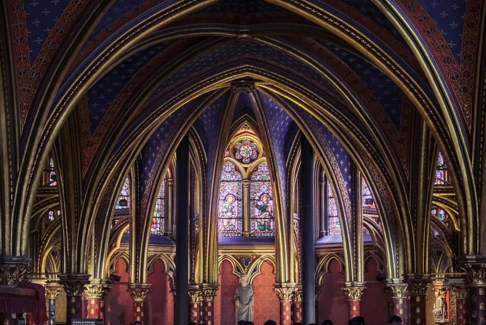 Paris: Notre Dame and Île de la Cité Walking Tour - Meeting at the Charlemagne statue: quick start, clear vibe