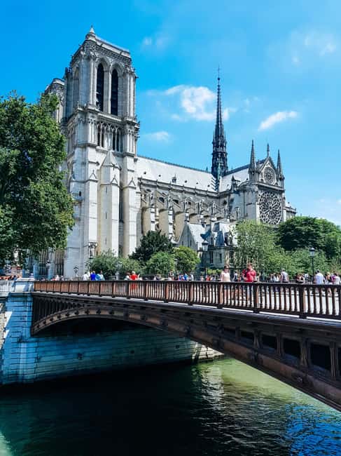 Paris: Notre Dame Cathedral Exterior Tour with Free Entry - From tour to free entry: how the general line works
