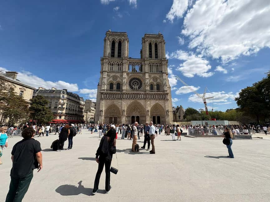 Paris: Notre Dame Exterior, Latin Quarter Tour and Pantheon - La Sorbonne pass-by and the Latin Quarter lanes
