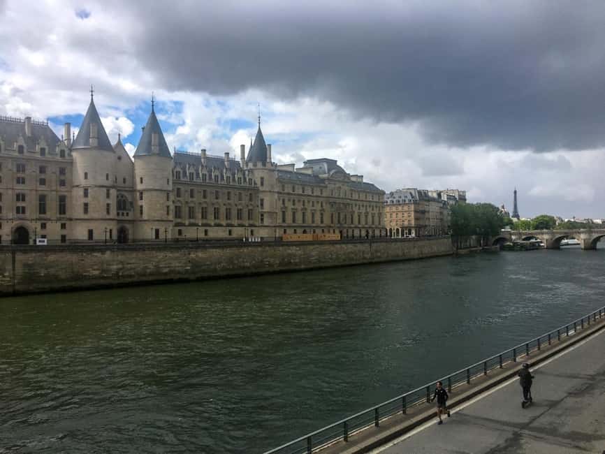 Paris: Notre Dame Exteriors and Ile de la Cité Walking Tour - Sainte-Chapelle: Gothic Architecture and the Stained-Glass Reputation