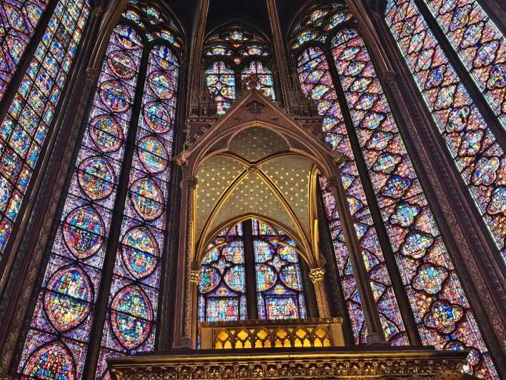 Paris: Notre Dame Outdoor Tour with Sainte-Chapelle / Crypt. - Shakespeare and Company: a quick stop that changes the mood