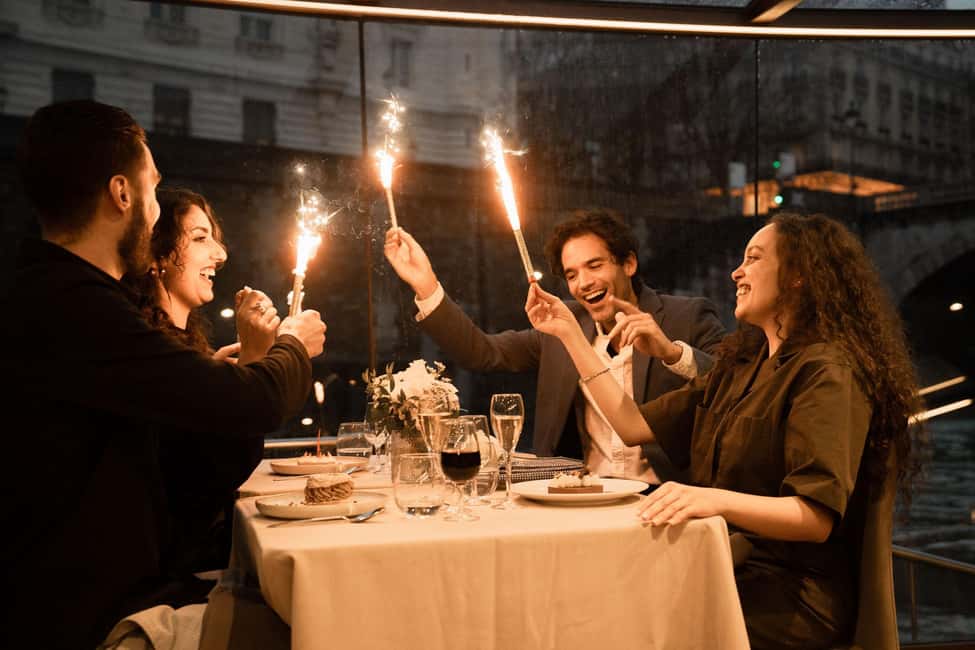 Paris : NYE Special Diner Cruise on the Seine River - Dinner On the Seine: How the 4-Course Experience (and Wine) Feels in Real Life