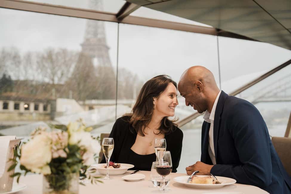 Paris : NYE Special Diner Cruise on the Seine River - The 9pm Option: Piano, Violin, and the After-Dock Party Rhythm