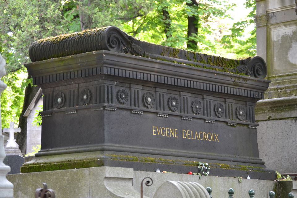 Paris: Père Lachaise Cemetery Private Tour - The off-the-beaten-path angle: seeing more without doubling the time
