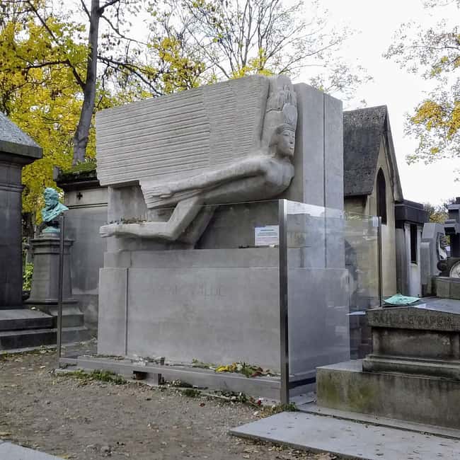 Paris: Père Lachaise Cemetery Visit with Seine River Cruise - Using the Downloadable Audio Guide App (and What to Watch For)