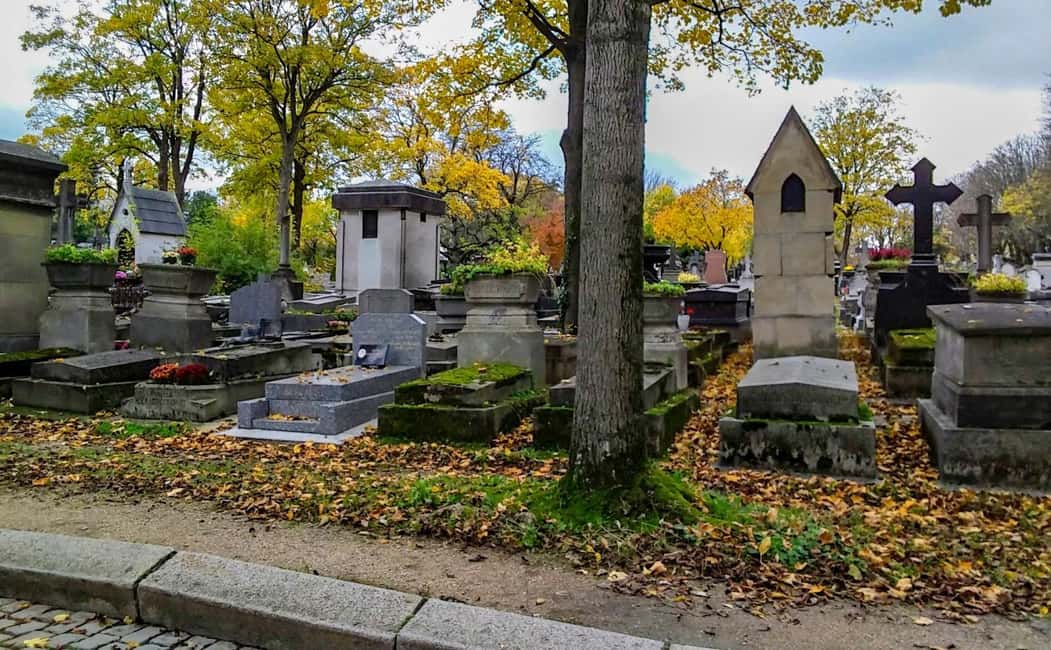 Paris: Père Lachaise Cemetery Visit with Seine River Cruise - Finding Jim Morrison, Oscar Wilde, and Edith Piaf Without Rushing