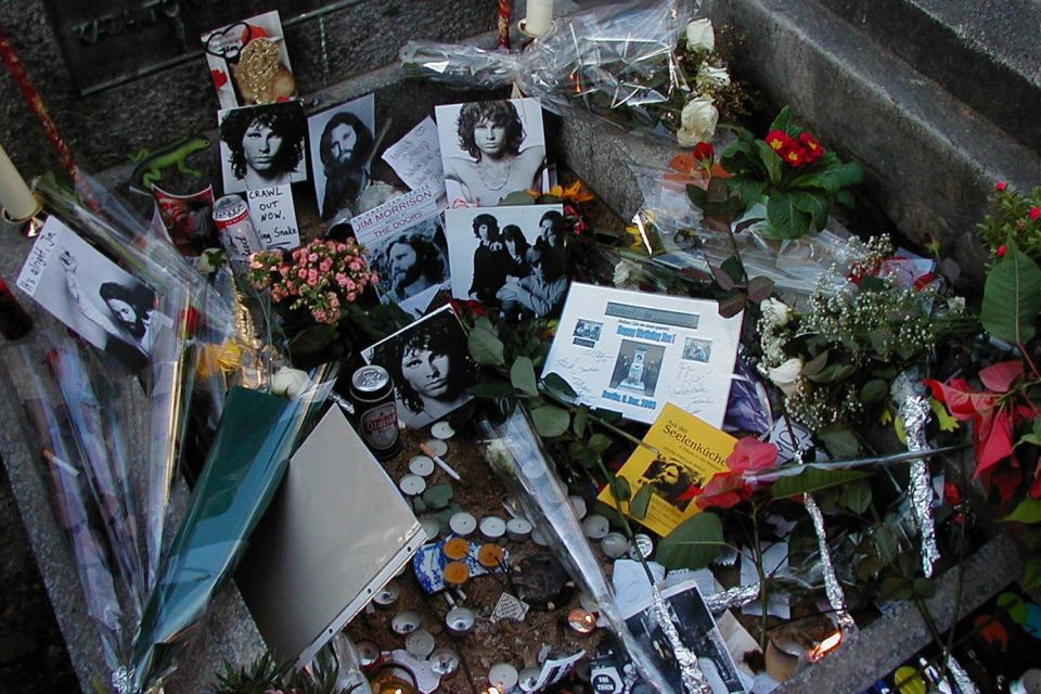 Paris: Père Lachaise Cemetery Walking Tour - The guide experience: small group, big energy, easy questions