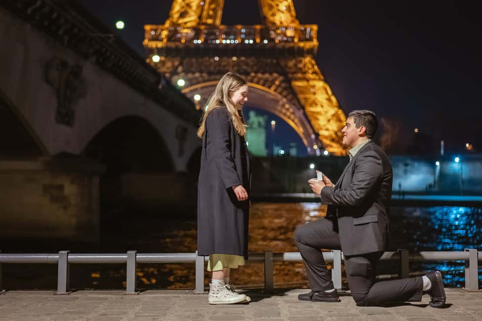 Paris photographer 1h near the Eiffel Tower or in Paris - During the Session: How 60 Minutes Gets You 150 Photos