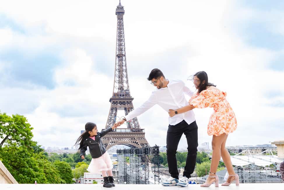 Paris: Premium Photoshoot with Iconic Eiffel Tower Views - Price and value for a group up to 6