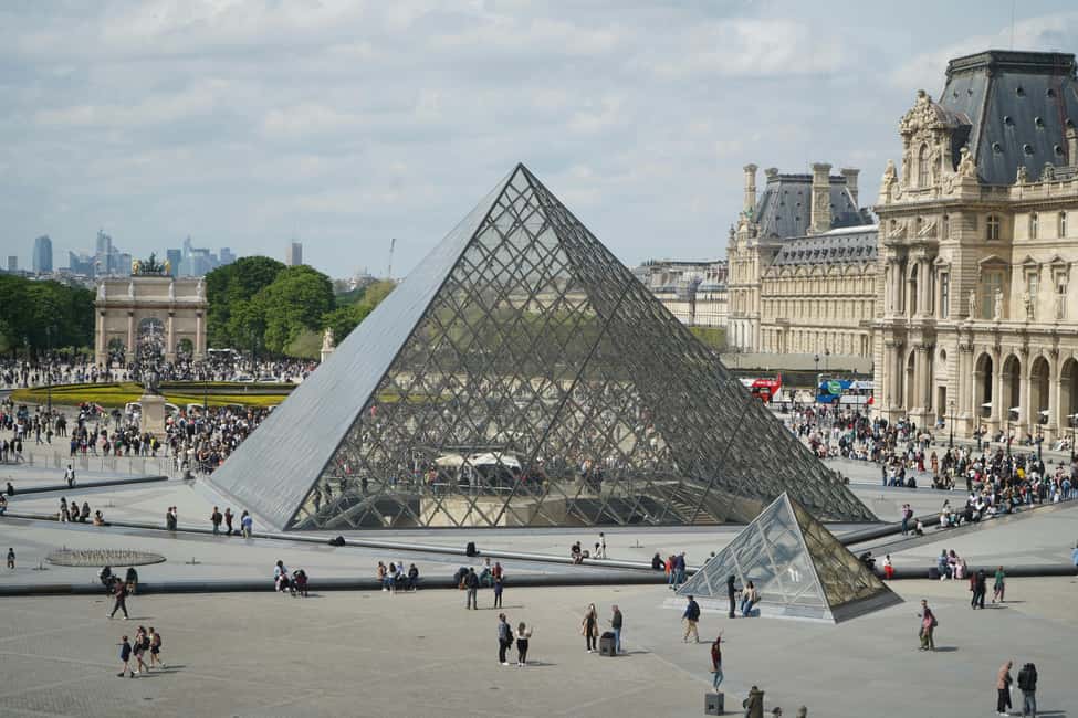 Paris: Private 2-Hour Walking Tour with a Parisian guide - Place de la Concorde: the photo stop that earns its spot