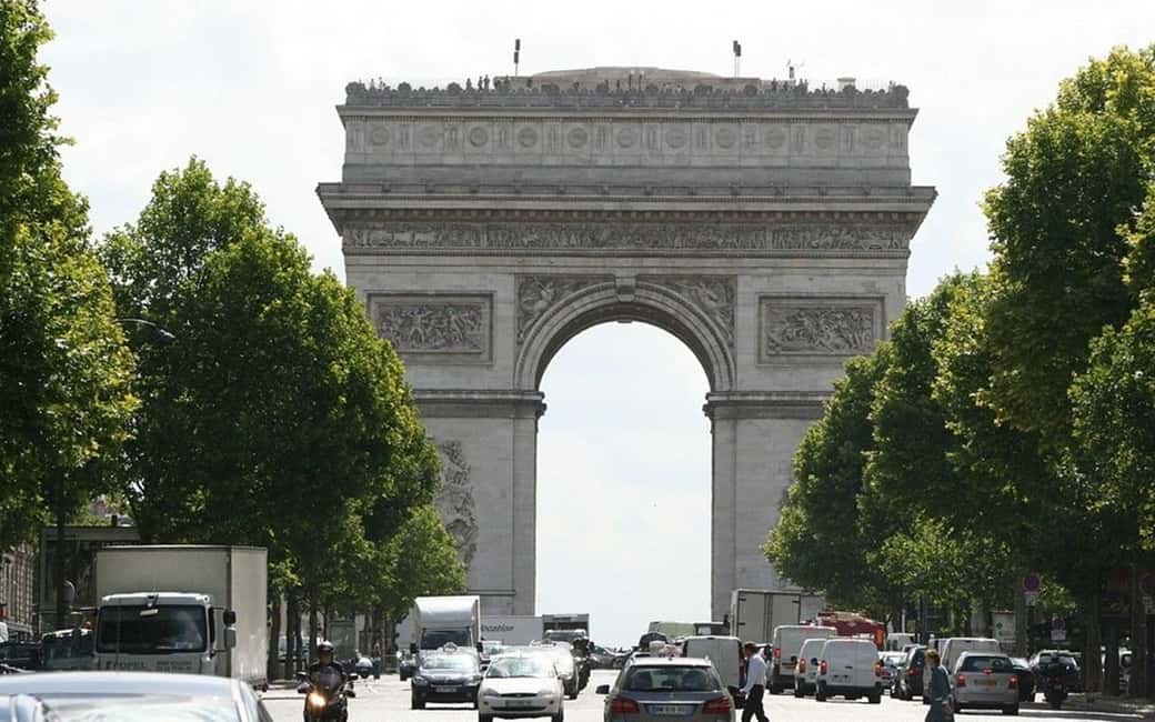 Paris: Private Full or Half-Day Sightseeing Tour with Local - Notre-Dame area and the Left Bank: old bridge vibes and big-city stories